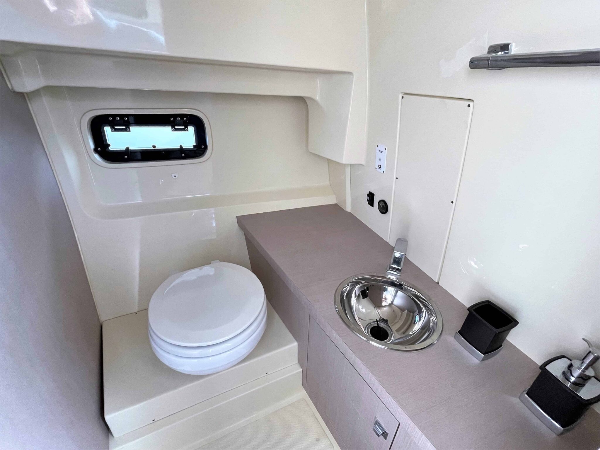 STOCK Invictus 270 CX 2022 (2)