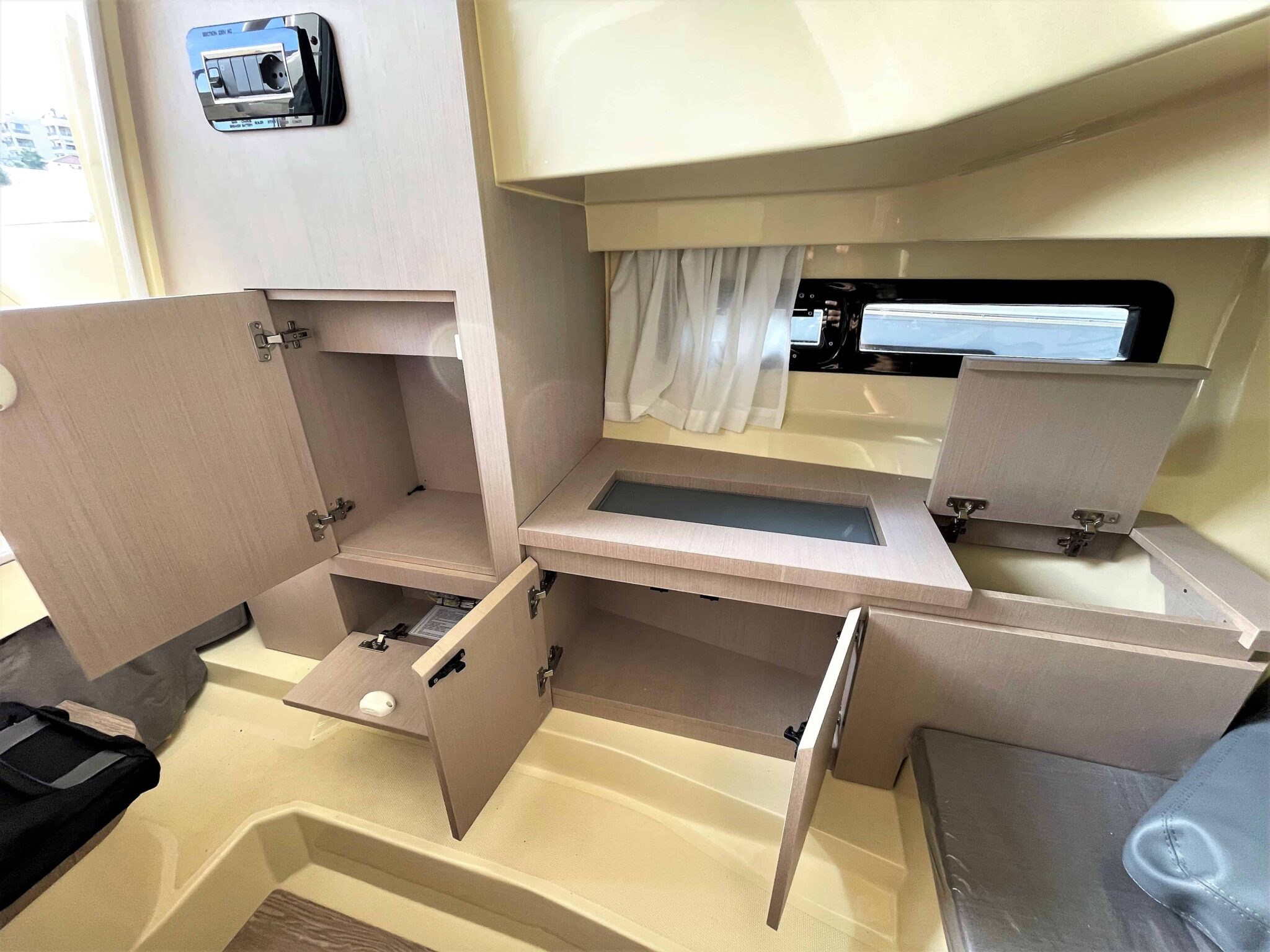 STOCK Invictus 270 CX 2022 (3)