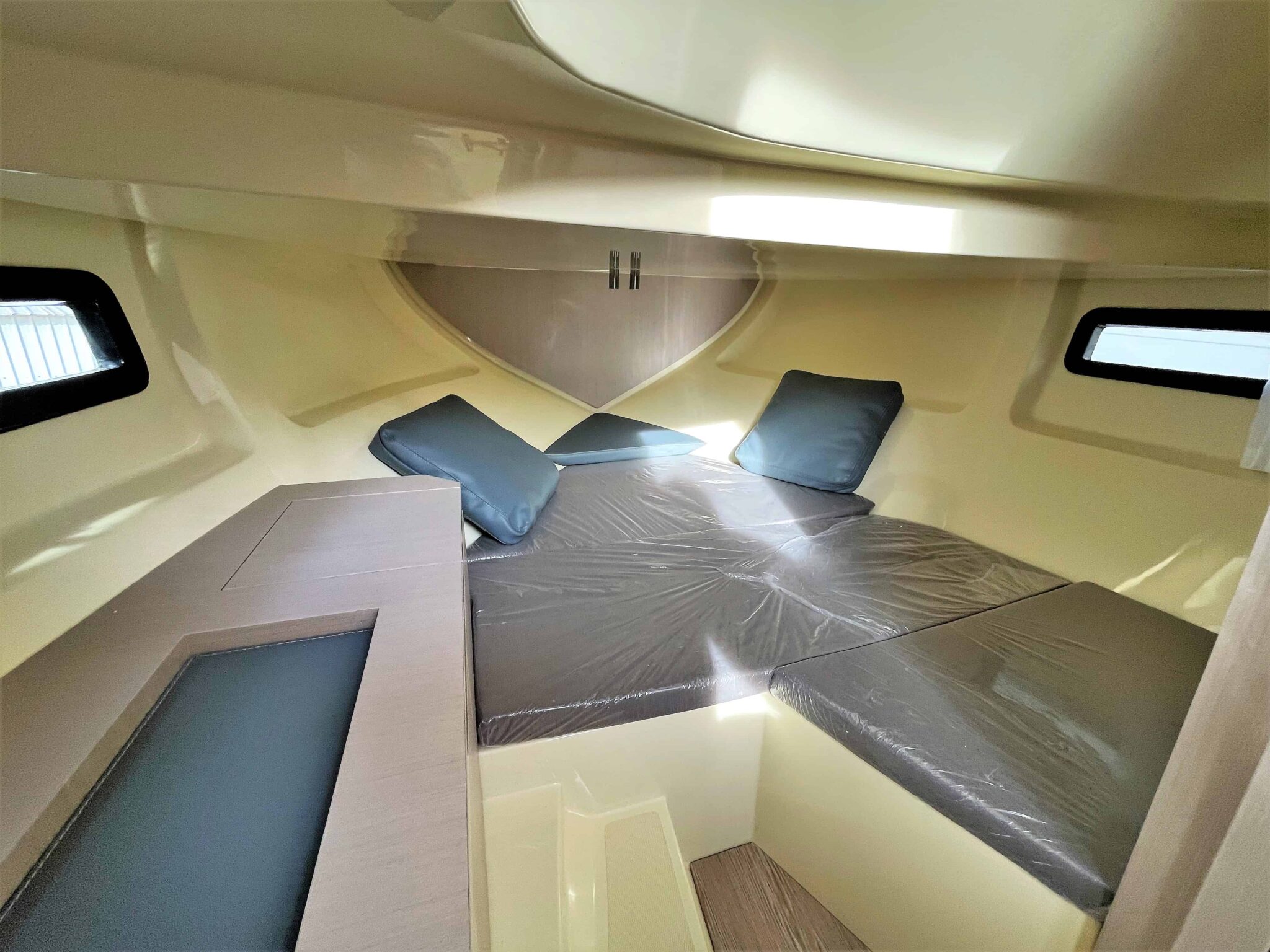 STOCK Invictus 270 CX 2022 (4)