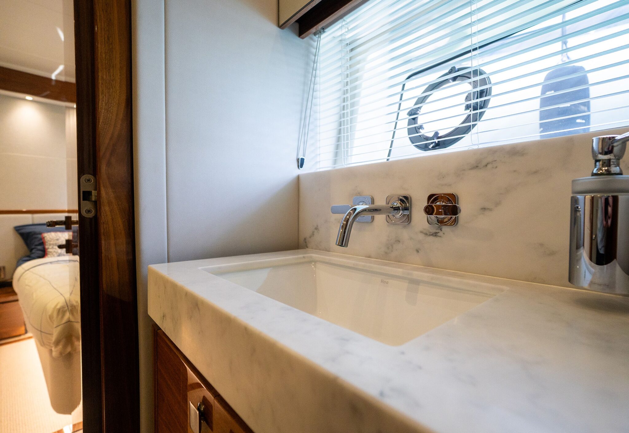 50-twin-guest-cabin-en-suite