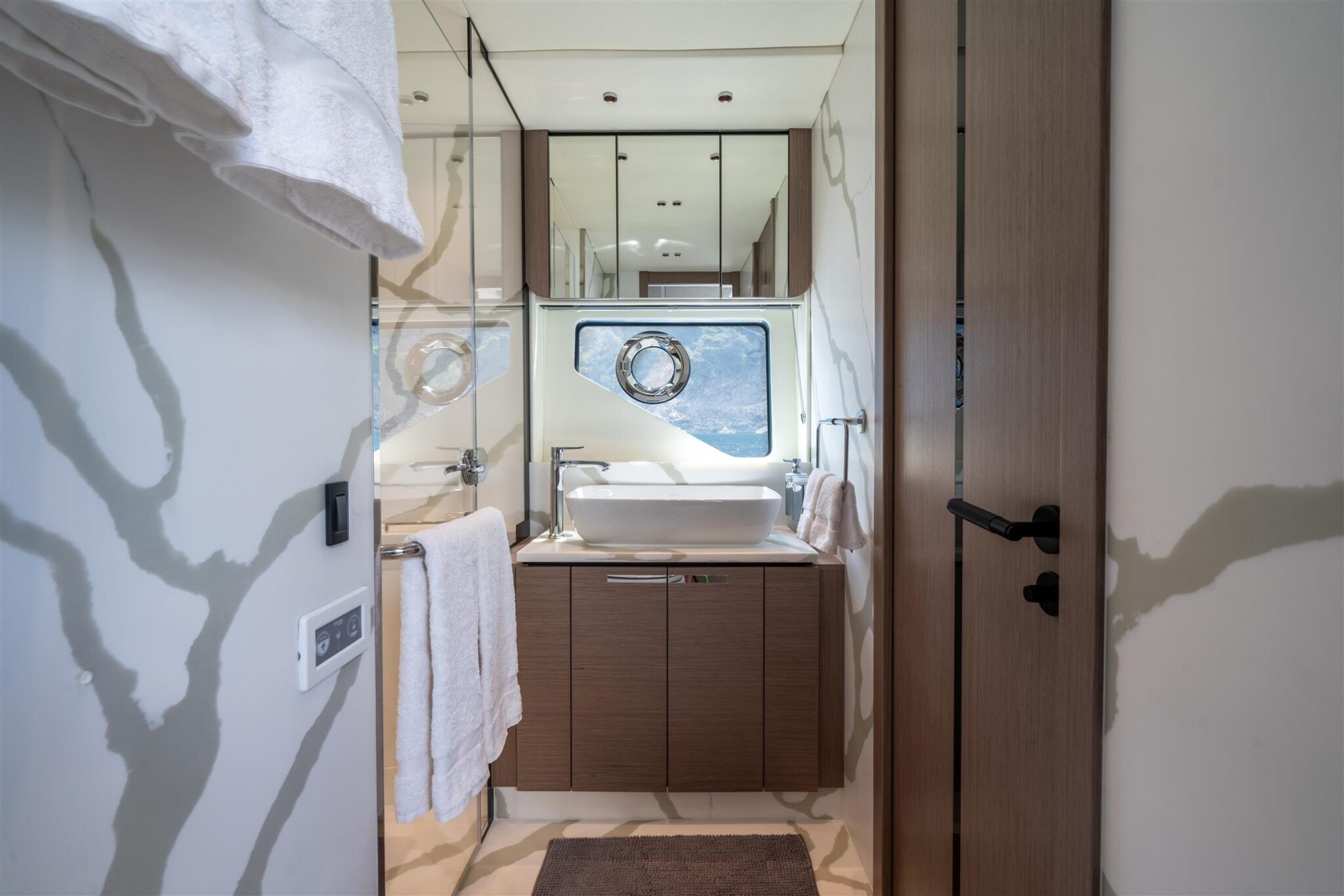 Sunseeker-75-Sport-Yacht-82-Custom