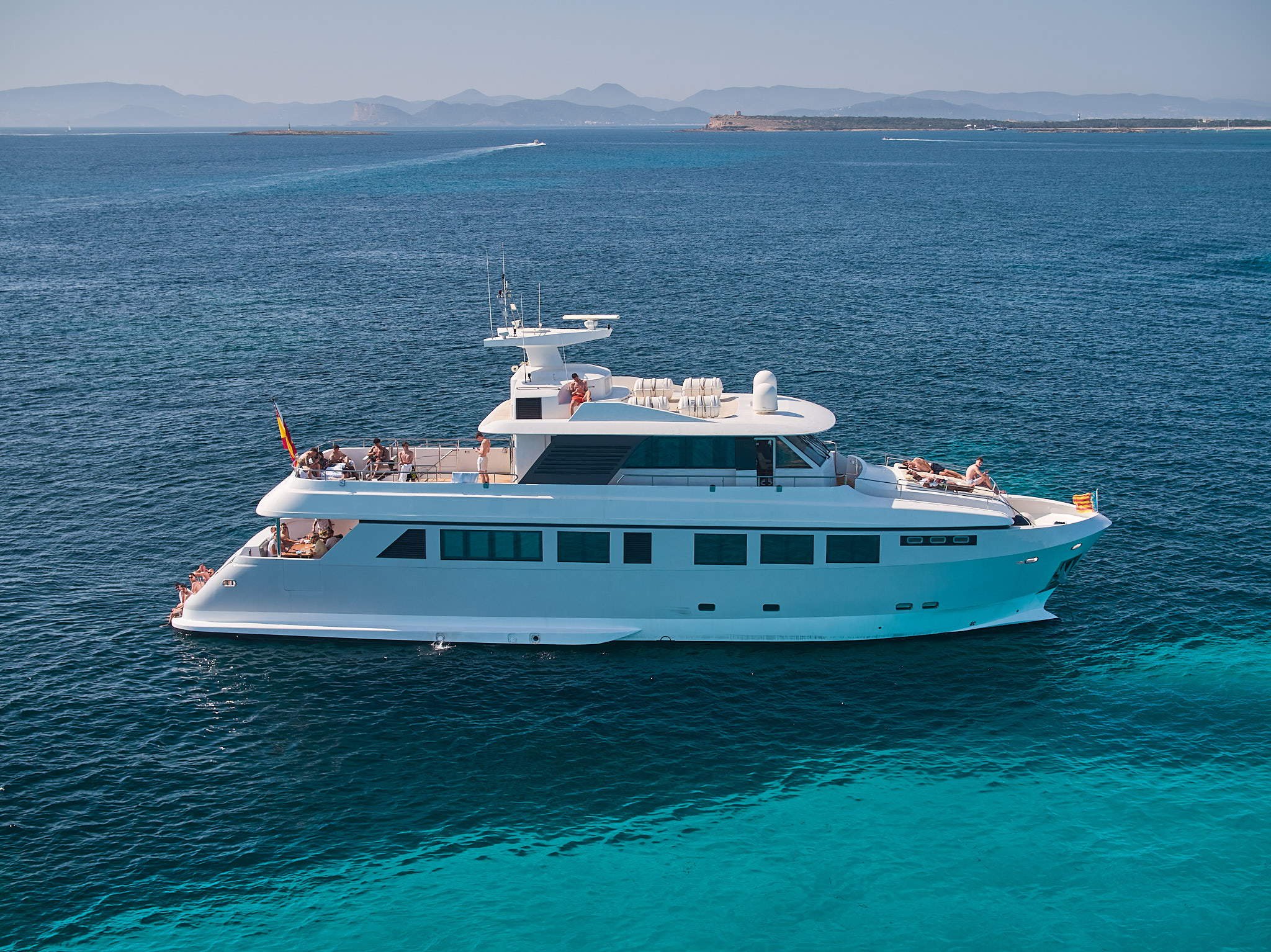 Explorer 92 Ibiza Charter – Ibiza Yachting