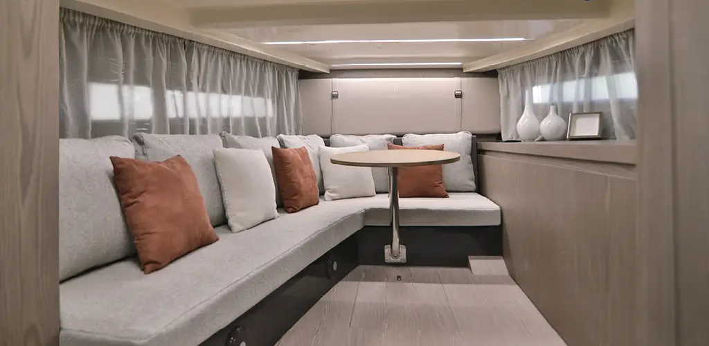 GT320_interior1