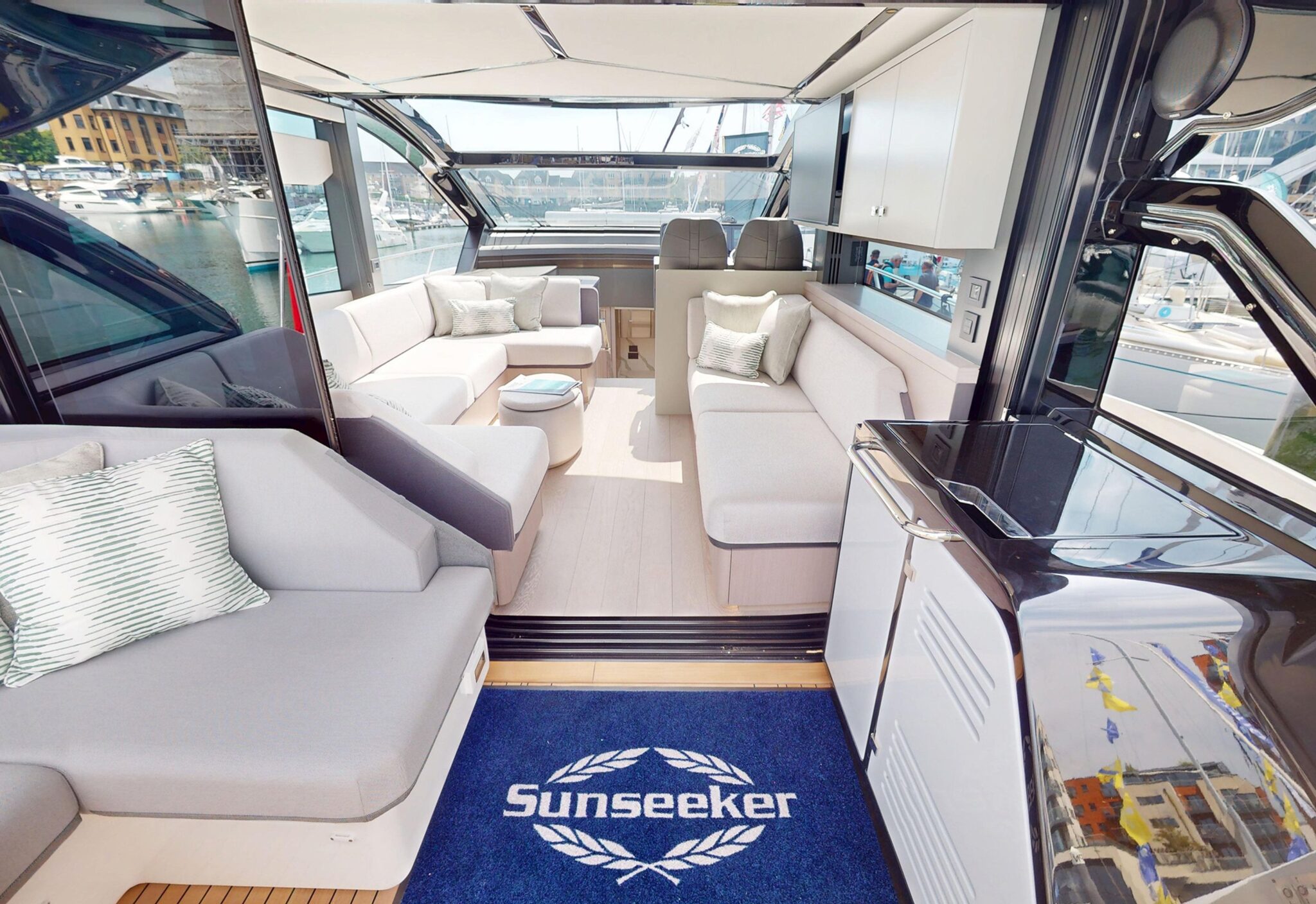 13-aft-cockpit-into-saloon