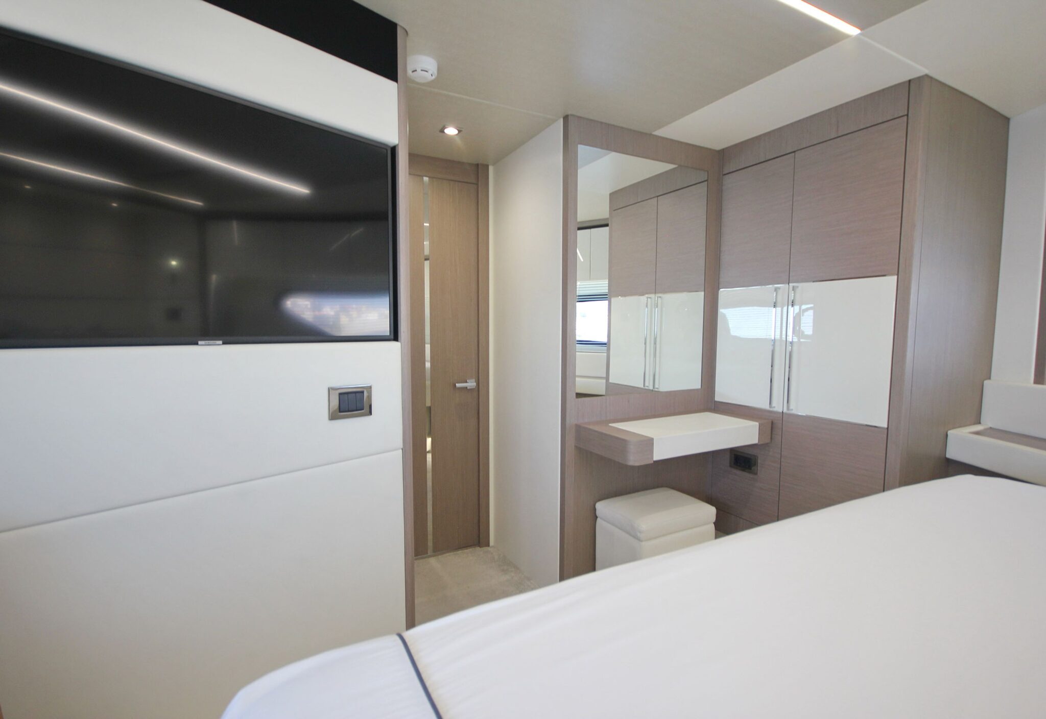32-vip-cabin